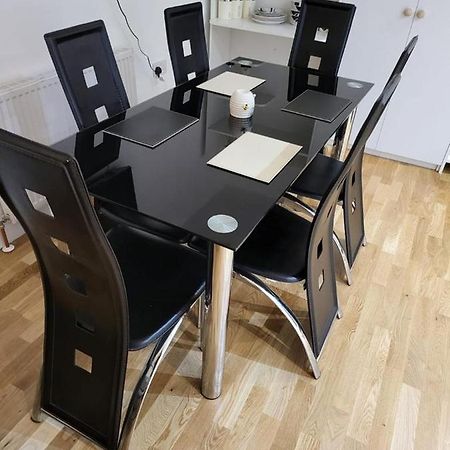 Fancy Basement Flat A Apartment Londra Exterior foto