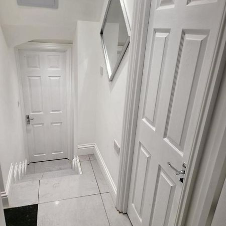 Fancy Basement Flat A Apartment Londra Exterior foto