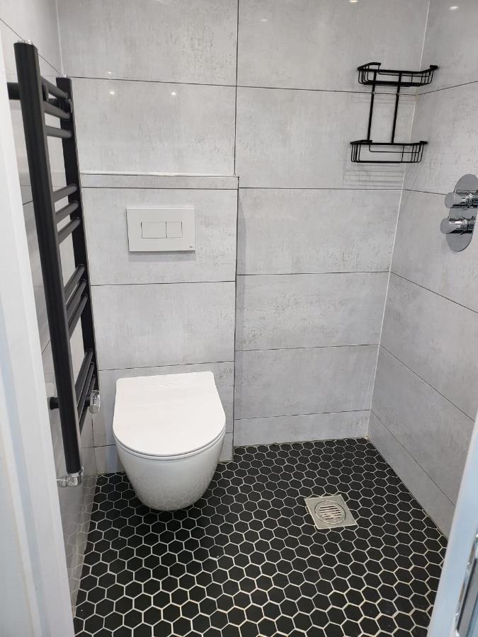 Fancy Basement Flat A Apartment Londra Exterior foto