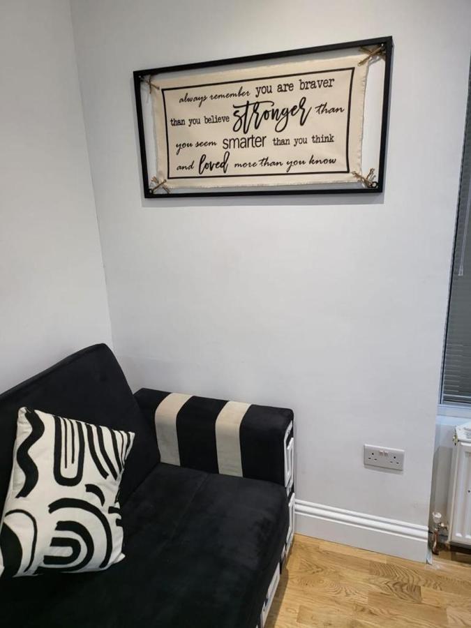 Fancy Basement Flat A Apartment Londra Exterior foto