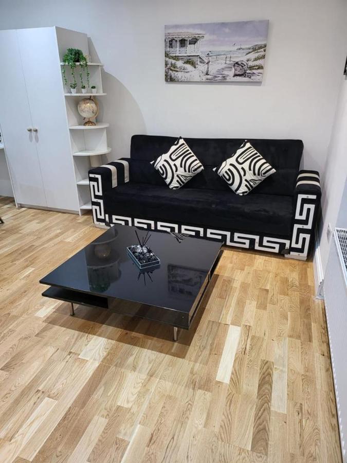 Fancy Basement Flat A Apartment Londra Exterior foto