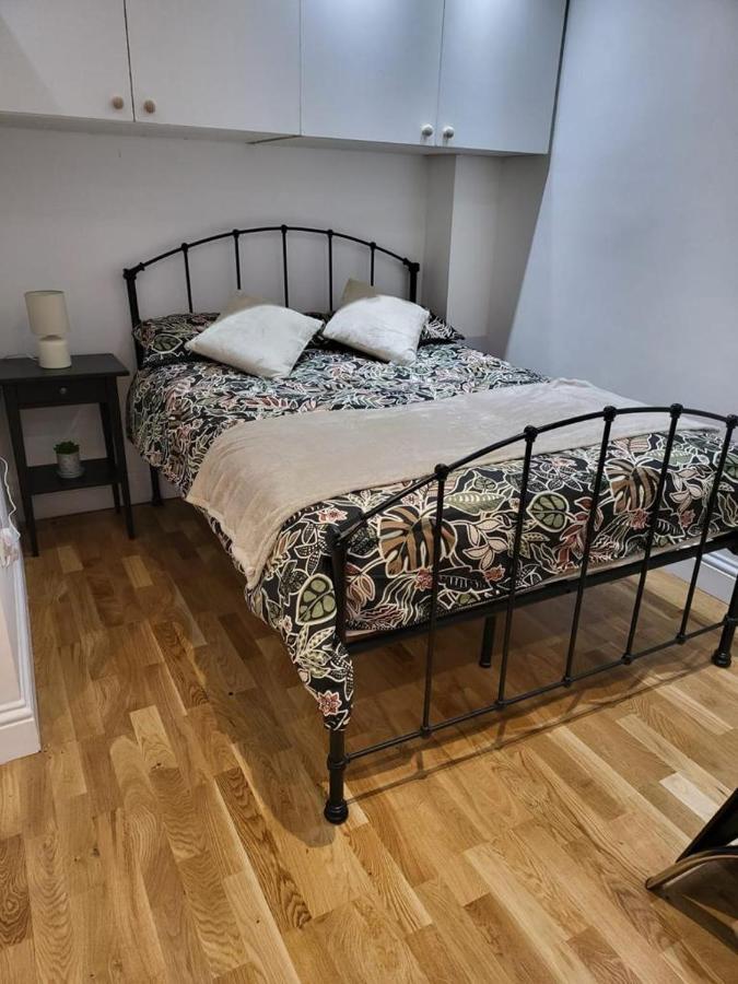 Fancy Basement Flat A Apartment Londra Exterior foto