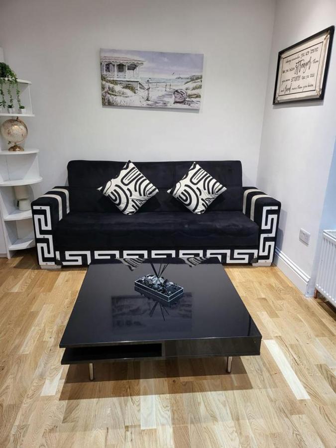 Fancy Basement Flat A Apartment Londra Exterior foto