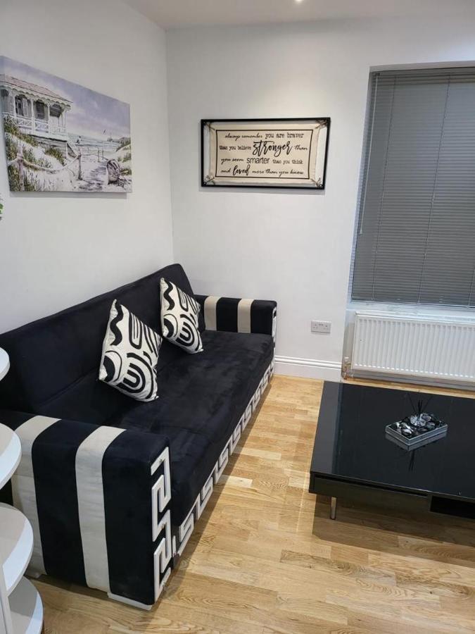 Fancy Basement Flat A Apartment Londra Exterior foto