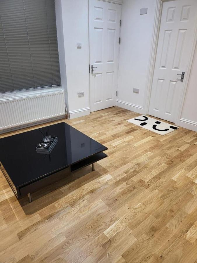 Fancy Basement Flat A Apartment Londra Exterior foto