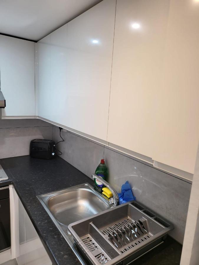 Fancy Basement Flat A Apartment Londra Exterior foto